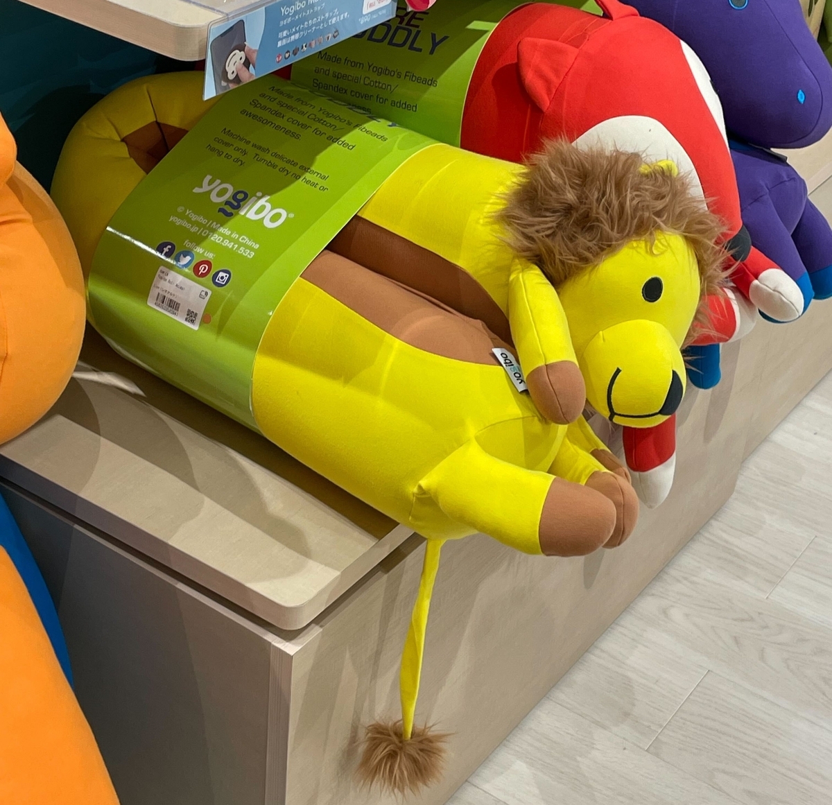 体の長いライオンのクッションが真半分に折りたたまれている