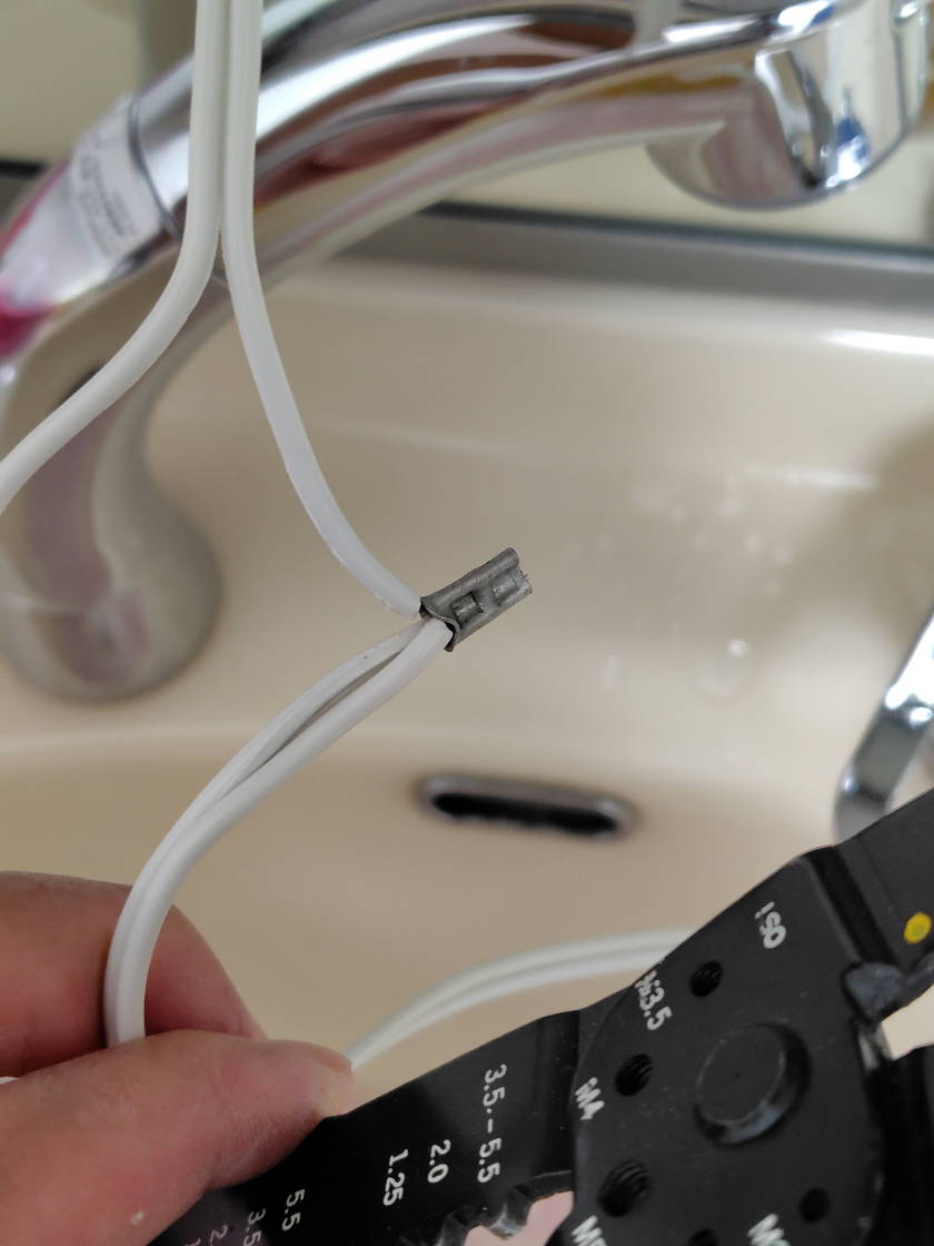 離れた場所からリモコンでLED蛍光灯をON/OFFできます。 離れた場所から