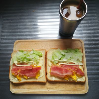 簡単ごはん、卵とベーコンとレタスのサンドイッチ