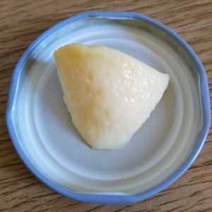 スプーンですくった断面、ちょっとザラザラ