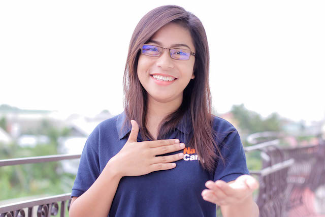 笑顔で質問をする英会話講師