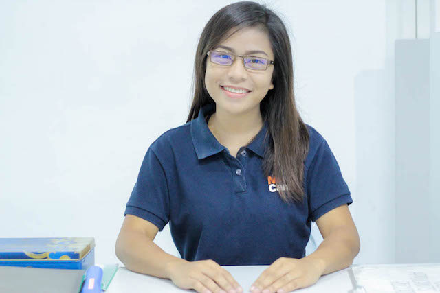 笑顔で発注をする英会話講師