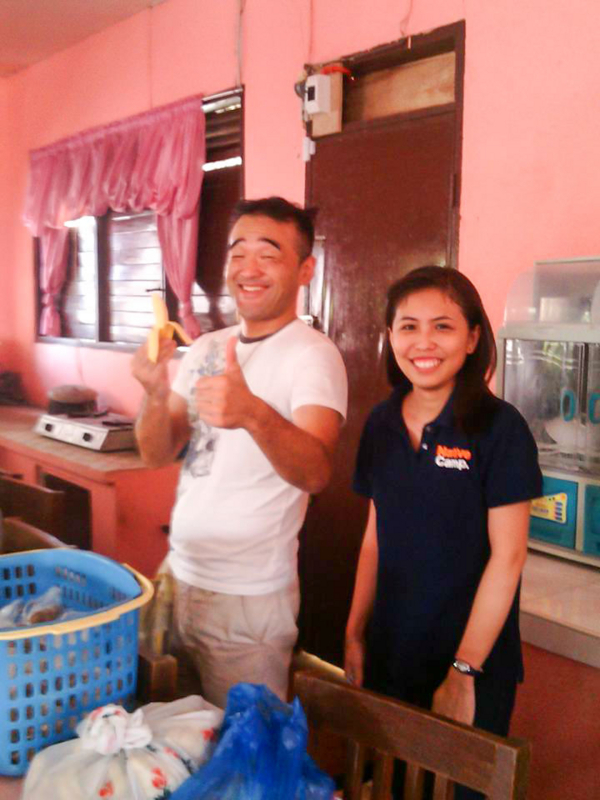 セブ島でボランティア活動を続けているカイトとリーン