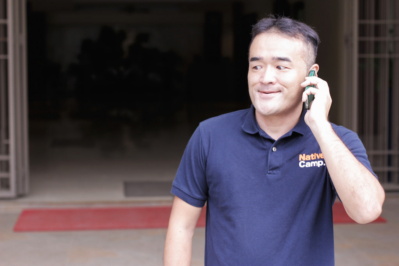 妻に電話をする日本人夫