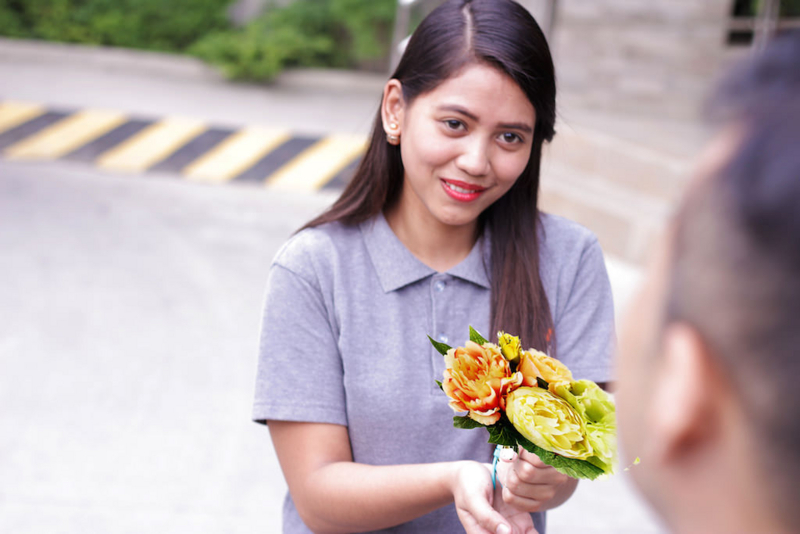 お花のブーケで、結婚二ヶ月記念を祝うフィリピン人妻