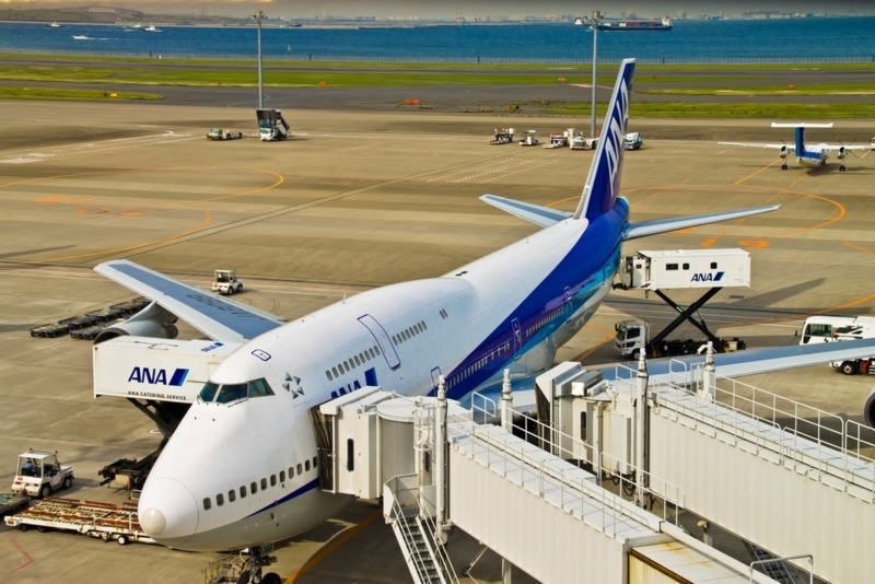 空港にある白いANAの飛行機