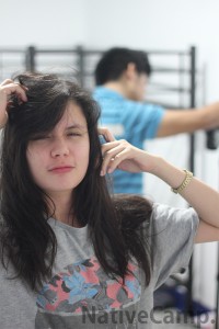 髪を触る女性(kim)