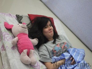 寝ようとしている女性(kim)