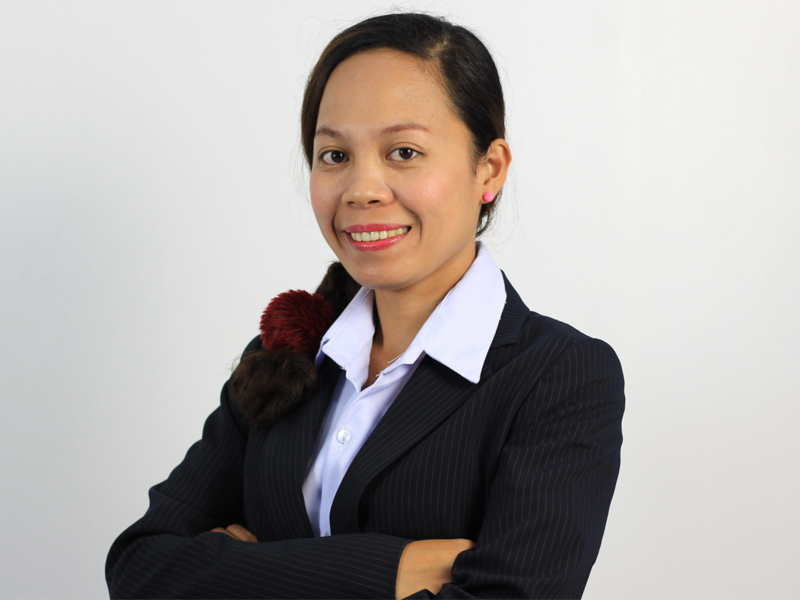 黒色のスーツを着たアイカ講師