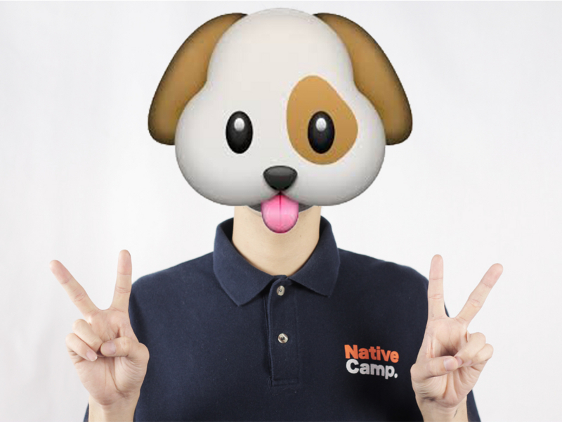 ピースをする犬人間