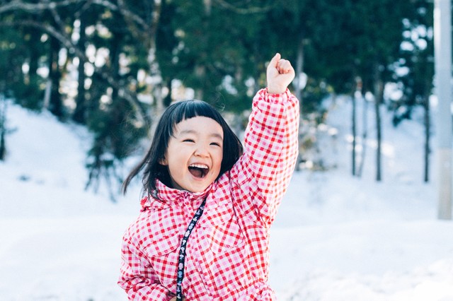 幼児が雪をみて喜んでいる様子