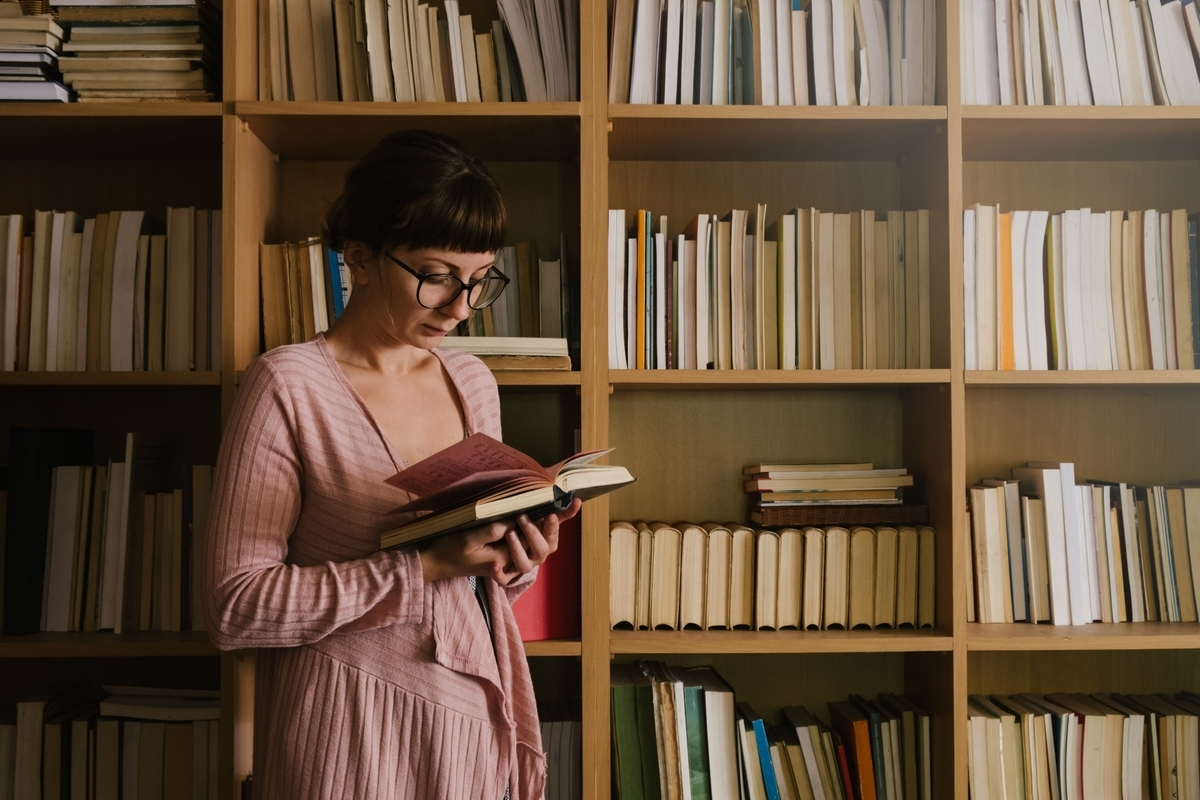 女性、図書館、本、古書