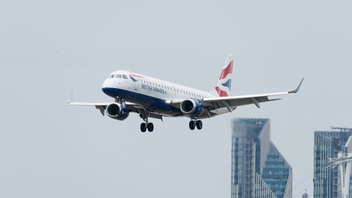 青い空を背景に着陸態勢に入るブリティッシュ・エアウェイズの旅客機。