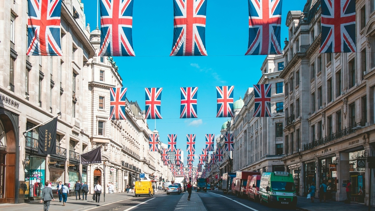 ロンドンのリージェント・ストリート。歴史的な建物が並ぶ通りに、多数のイギリス国旗(ユニオンジャック)が吊るされている風景。