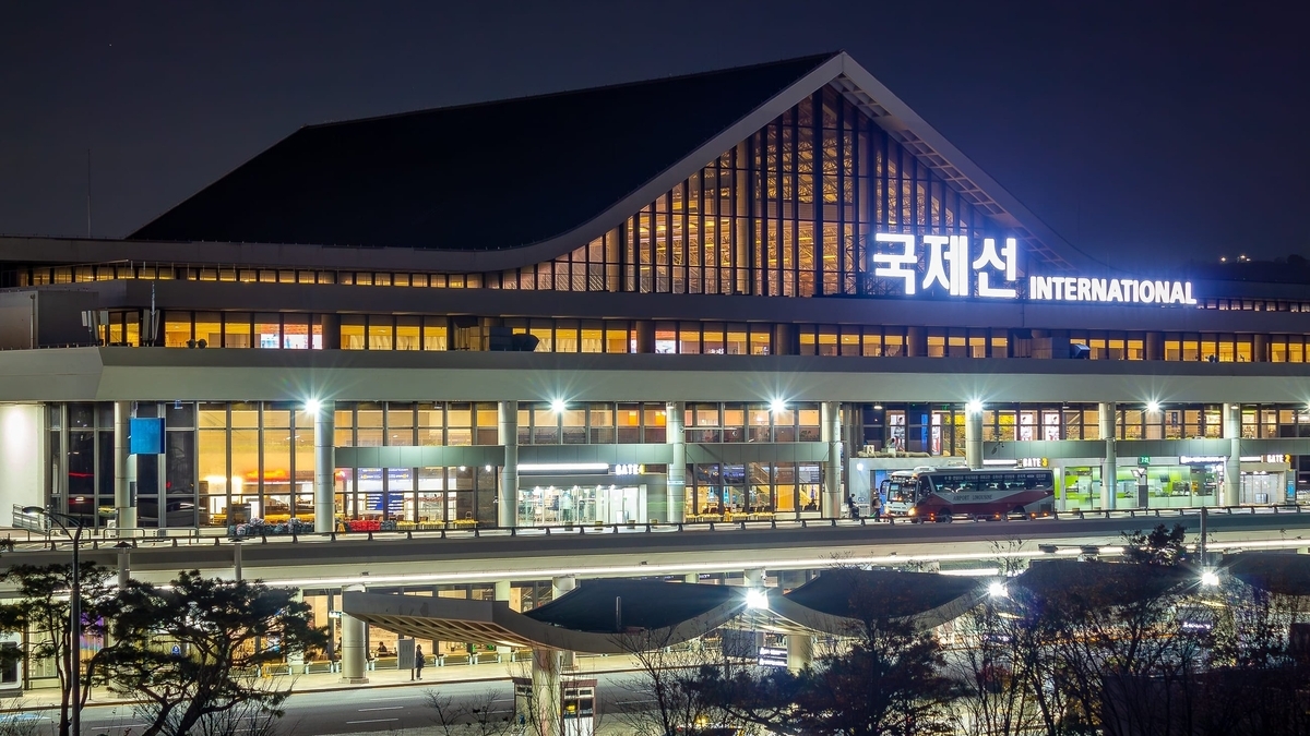 「국제선 INTERNATIONAL」と書かれた、夜の空港ターミナルビルの外観
