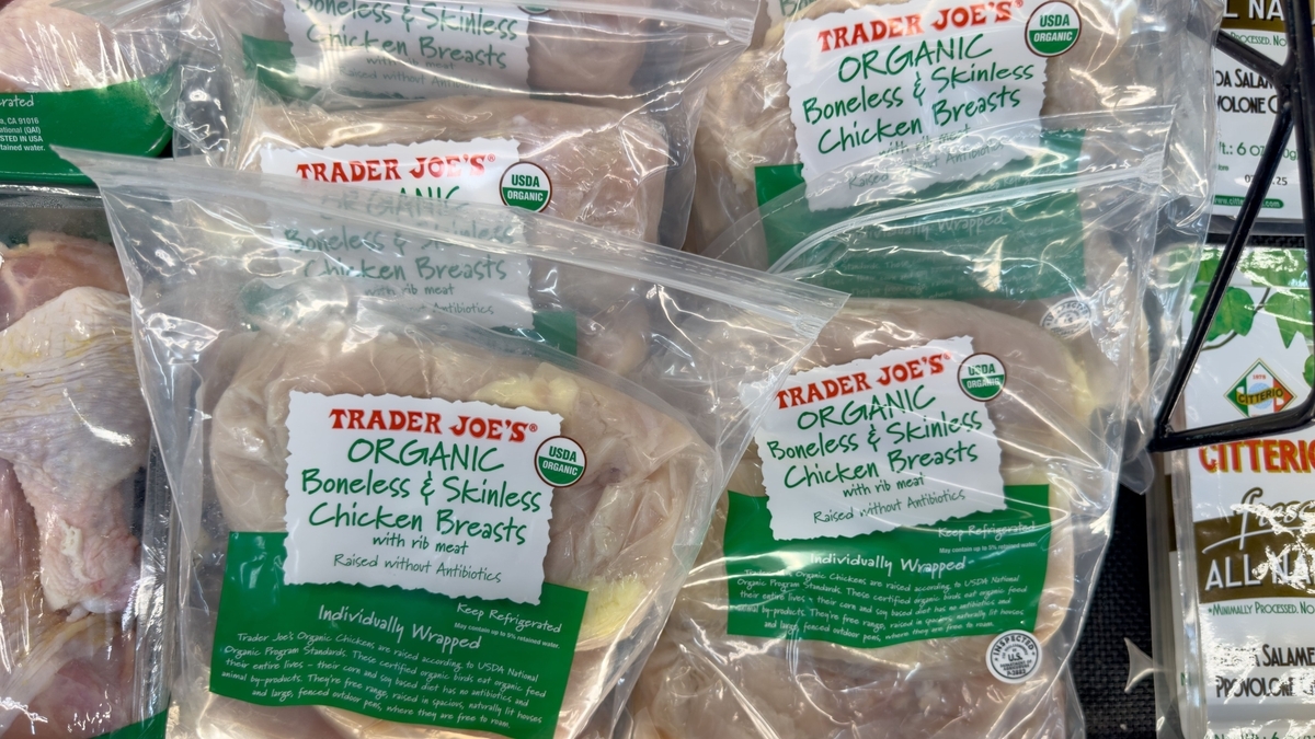 トレーダージョーズで販売されているオーガニックの鶏むね肉のパッケージ。透明な袋に個別包装された鶏肉が複数並んでおり、緑色のラベルには商品名やUSDAオーガニック認証マークが印字されています。