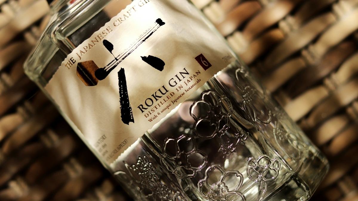 「ROKU GIN」と書かれたラベルが貼られた、透明な瓶に桜の花の模様が立体的に施されているサントリーのジャパニーズジン。