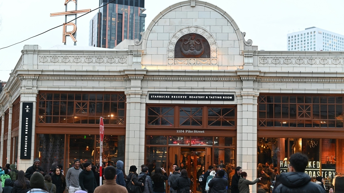 「STARBUCKS RESERVE ROASTERY & TASTING ROOM」の文字と人魚のレリーフがある、歴史的な佇まいの白い石造りのビル外観