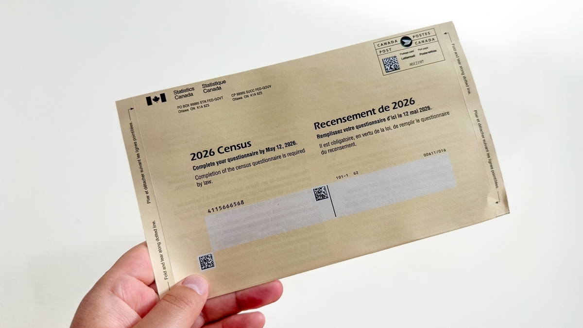 「2026 Census」と印刷された、カナダ統計局からの国勢調査に関する茶色い封筒を左手で持っている様子