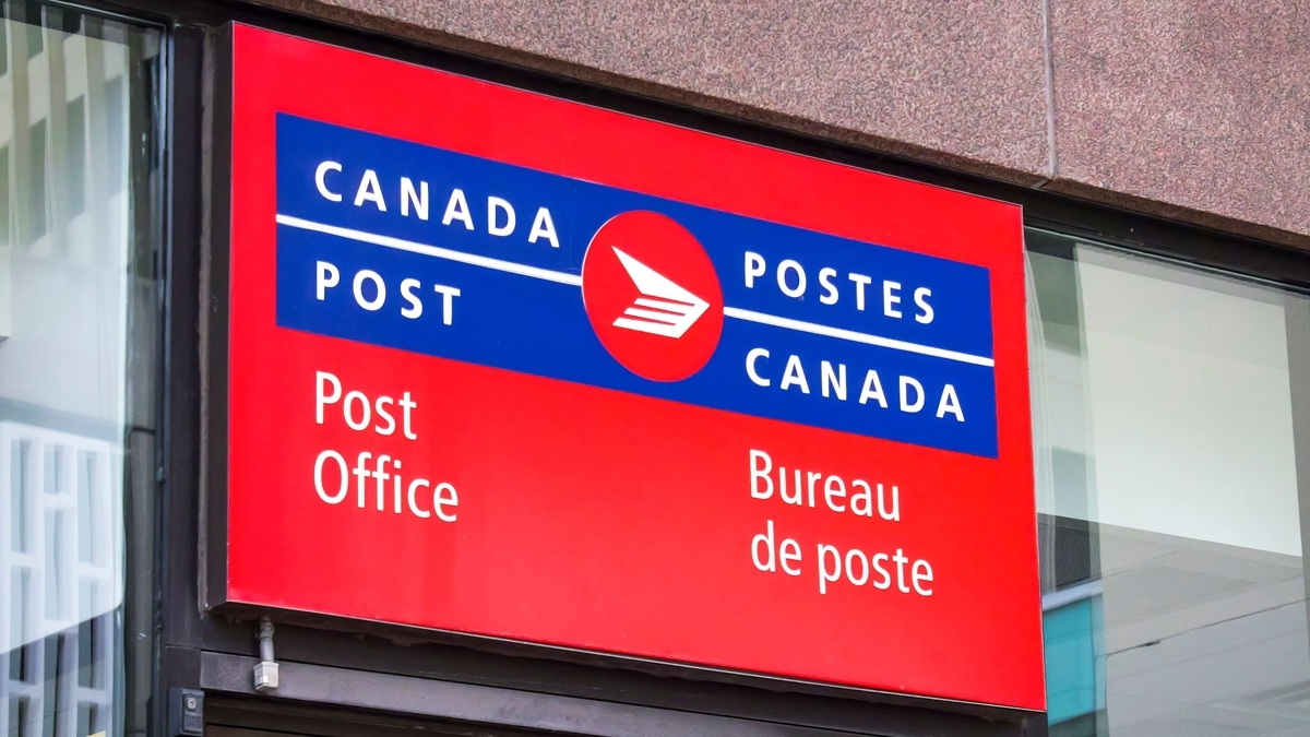 英語とフランス語で「CANADA POST」や「Post Office」と書かれた、カナダ郵便公社の赤と青の看板