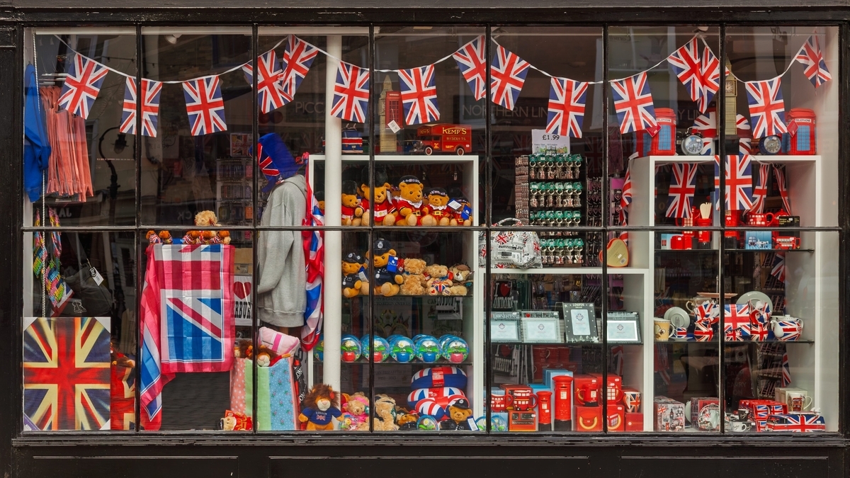 イギリスの国旗であるユニオンジャックの旗や、ロンドンバス、赤いポストを模したお土産品が並ぶショップの窓