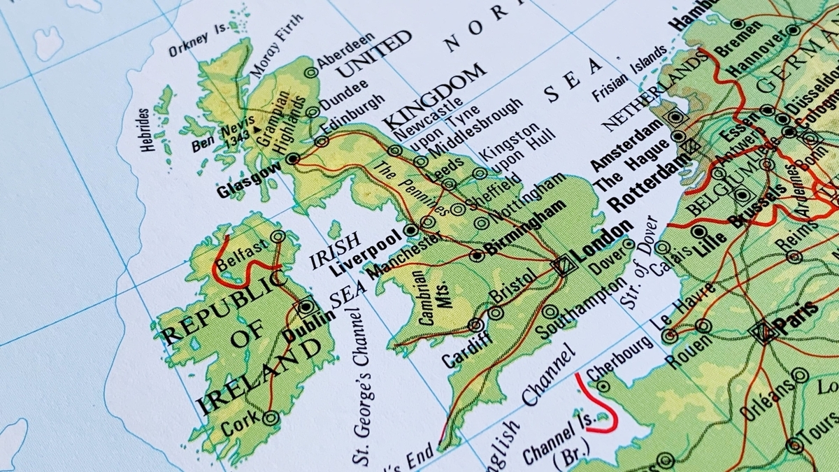 イギリスやアイルランド、フランスなどの地名や地形が英語で記された、緑色や黄色で色分けされているヨーロッパの地図