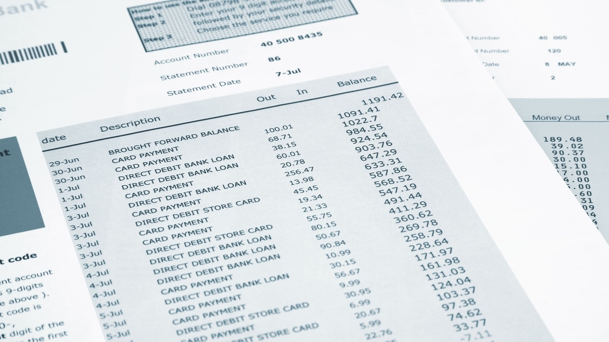 日付や取引内容、金額などの数字が細かく印字された、銀行の英語の利用明細書や取引証明書の書類のクローズアップ