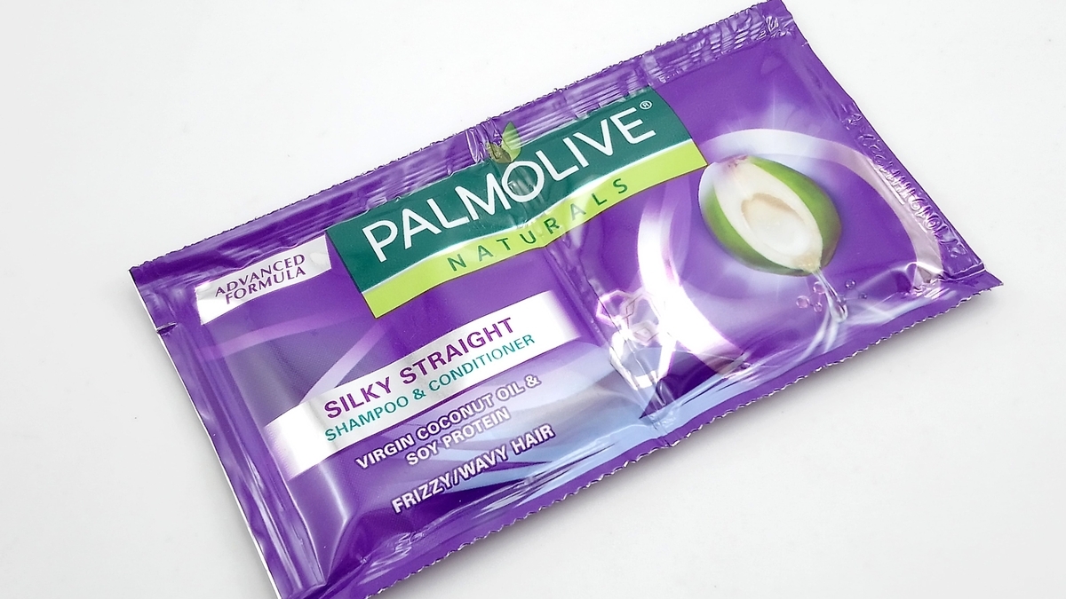 「PALMOLIVE」のロゴやココナッツのイラストがプリントされた、紫色のシャンプー&コンディショナーの個包装パウチ。