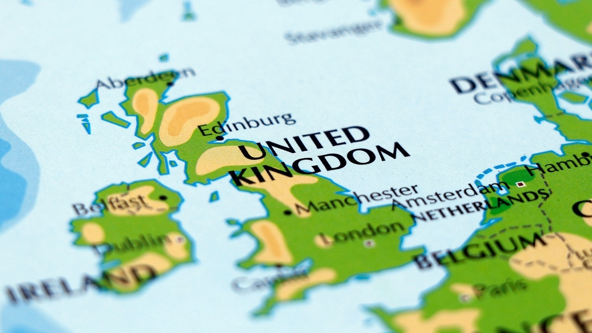 ヨーロッパ周辺地図のクローズアップ。「UNITED KINGDOM」と大きく記された島国を中心に、ロンドンやエディンバラなどの都市名、隣国アイルランドなどが描かれています。