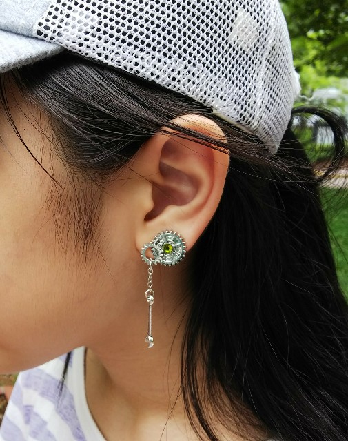 歯車パーツでイヤリング🎵シルバーで夏らしいアクセが出来ました