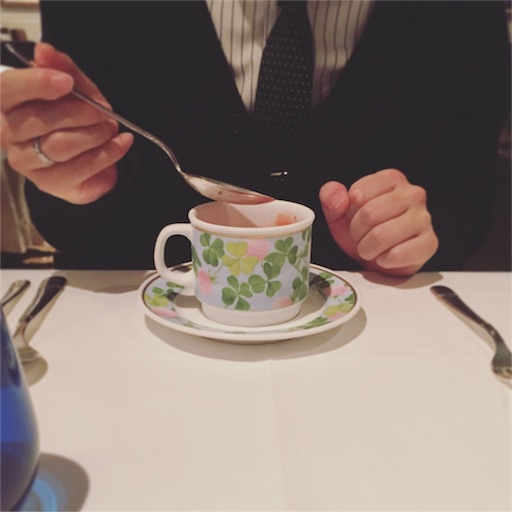 カップに四つ葉のクローバー カップに四つ葉のクローバー