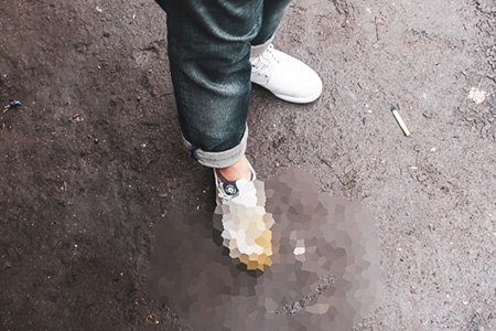 dived his feet into the mountain of Dung