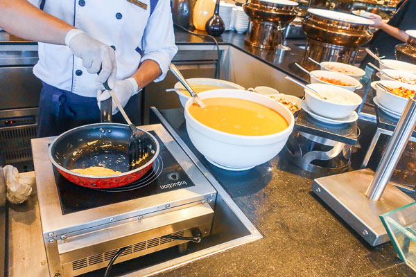 make a breakfast omelet