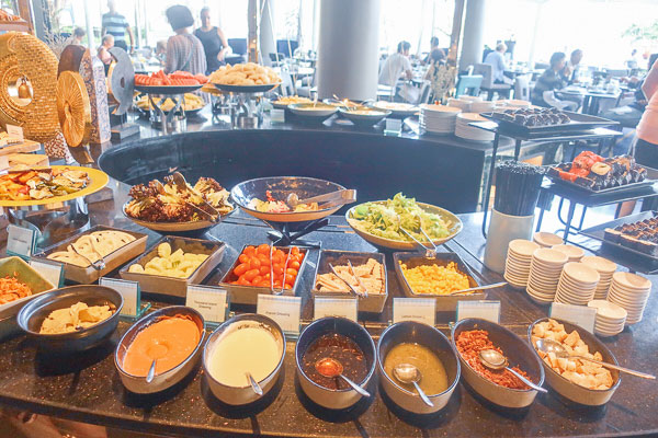・Salad, dessert, hand-rolled sushi