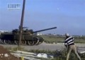 [中東]シリア 戦車に投石する男性のビデオ映像＝２４日、ダルアー（ＡＰ）