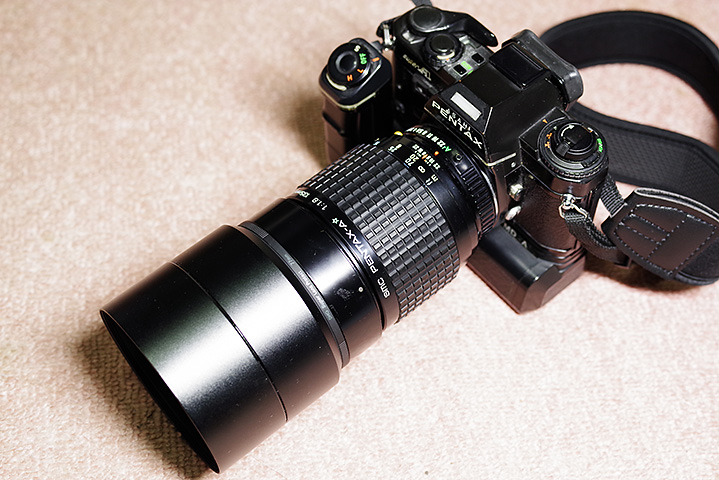 smc PENTAX A Star 135mm F1.8にフードを取り付け