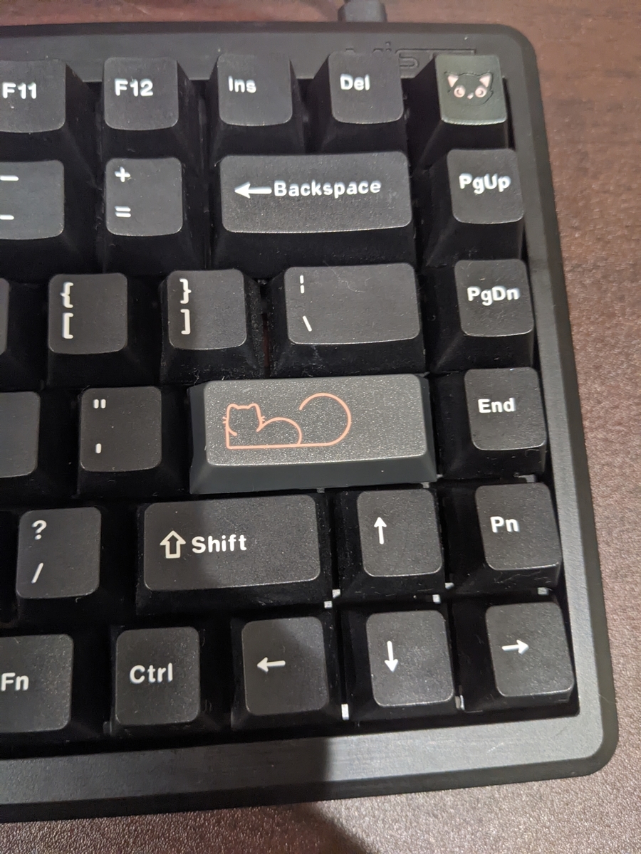 キーボードのエンターとホームキーをnekoキーボードキャップに付け替えた様子