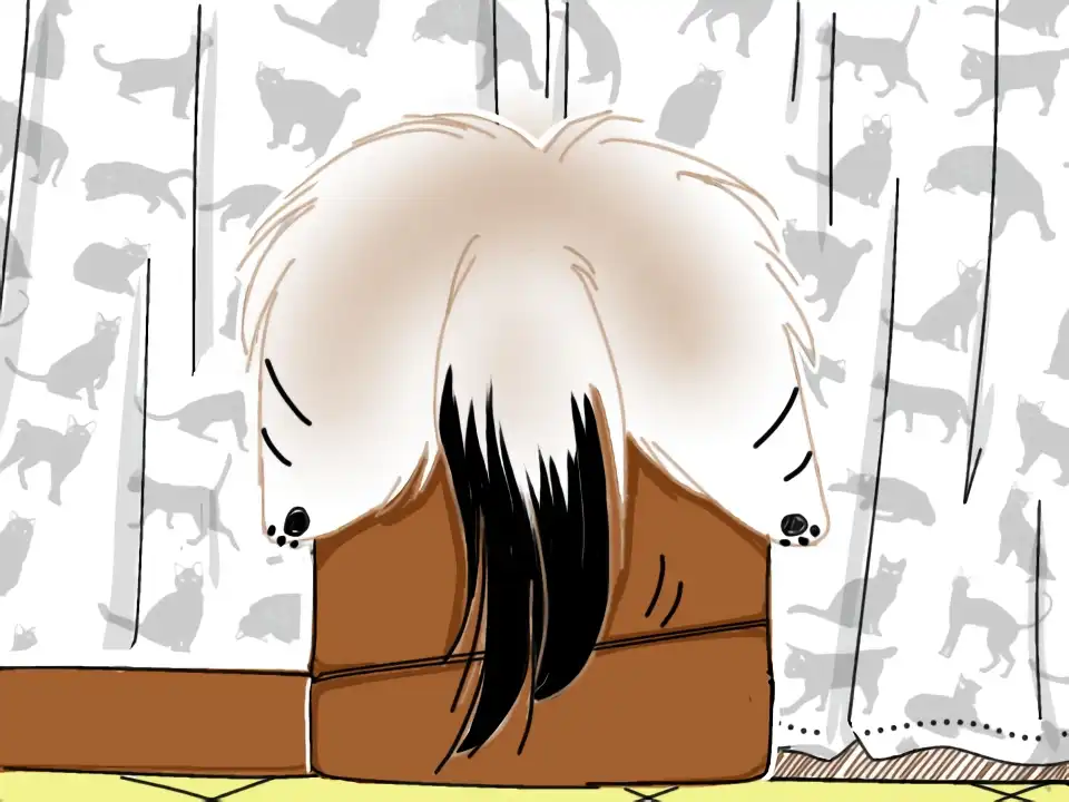 背もたれにまたがってベッチャリ広がるゆきち、尻尾は振り子時計の様にフヨフヨさせるんです