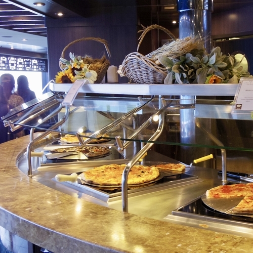 さすがイタリア船なピッツァ