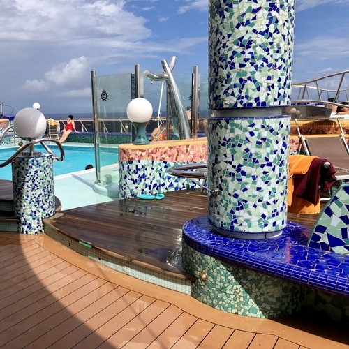 モザイクアートが美しいプールとジャグジー（Playa Del Sol)