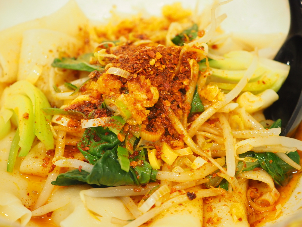 飯田橋にある日中友好会館1階中国茶芸苑「馥」の麺が二本しかないビャンビャン麺は頗る美味いのであった。 - 即興厨房