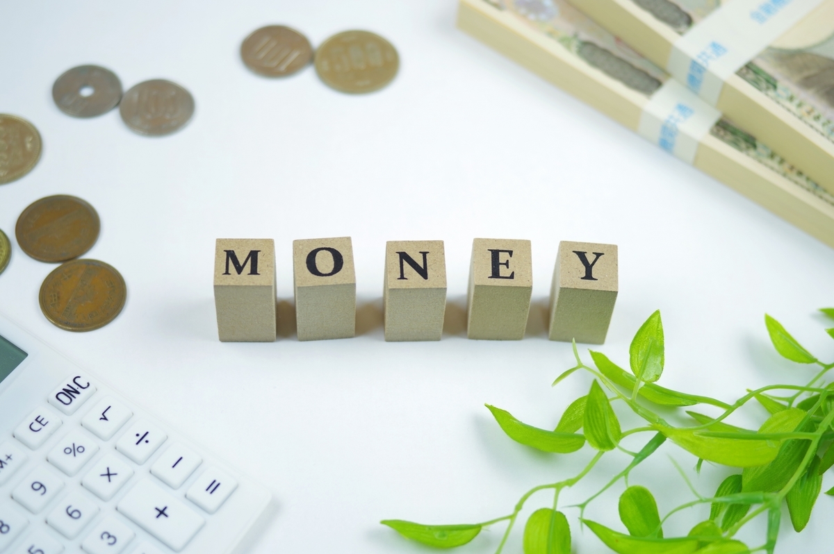MONEYと書かれた積み木