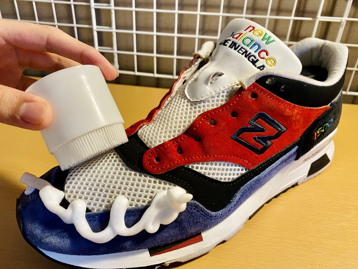 M1500にクリーナーを振りかけている写真