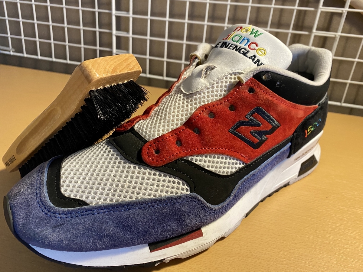 ブラシとM1500が机の上に置かれている