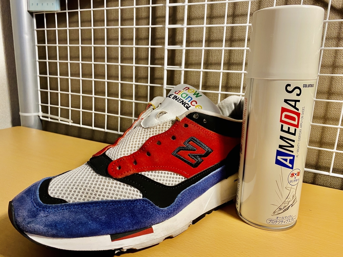 防水スプレーとM1500をおいている机