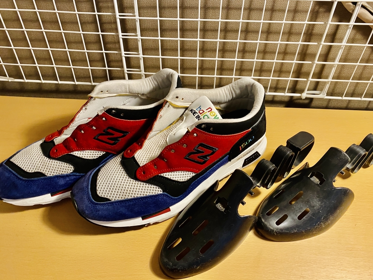 M1500とシューキーパーを机の上に置いている