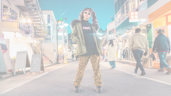 おしゃれな街並みでかっこいいファッション