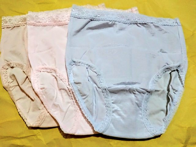シャルレ「上品光沢の小ぶり3色ショーツ」 ぴったりフィット