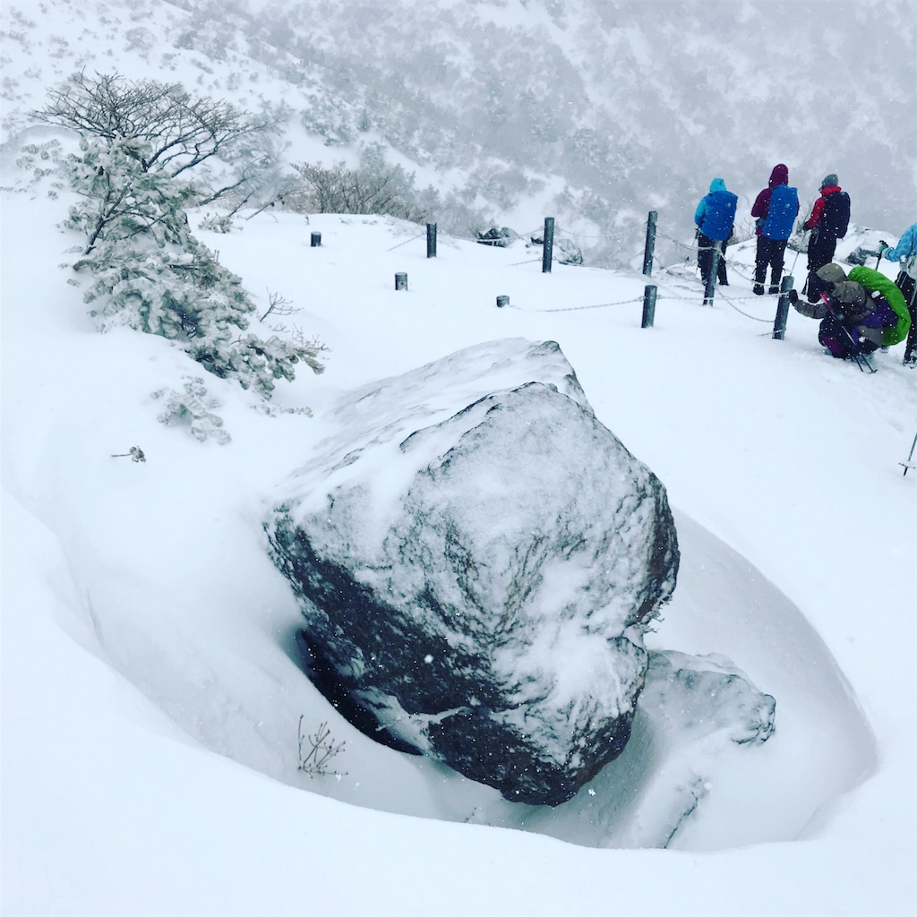 雪と大岩