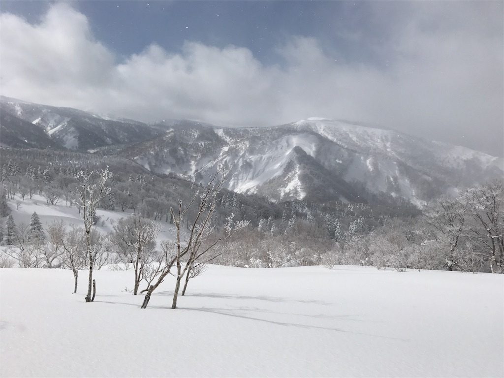 青空と硫黄岳。